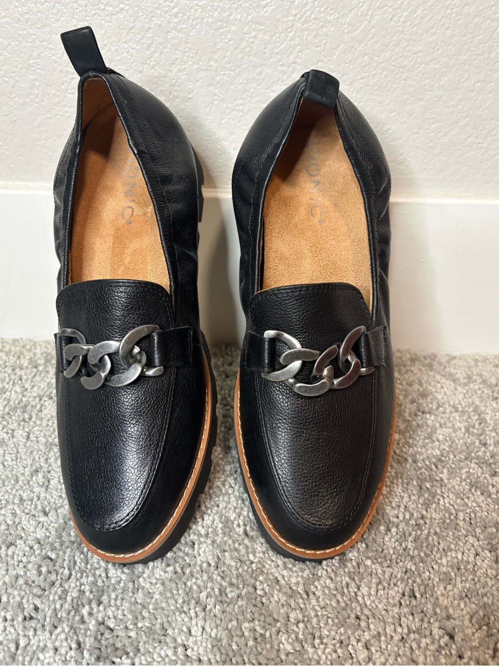Vionic Black Leather Loafer with Chain Detail size 7
